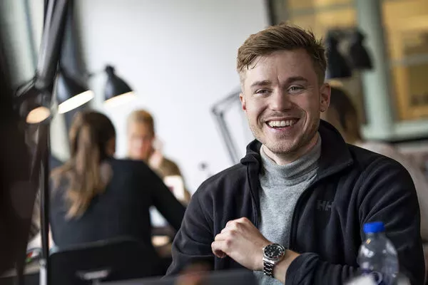 Leende manlig student. Foto.